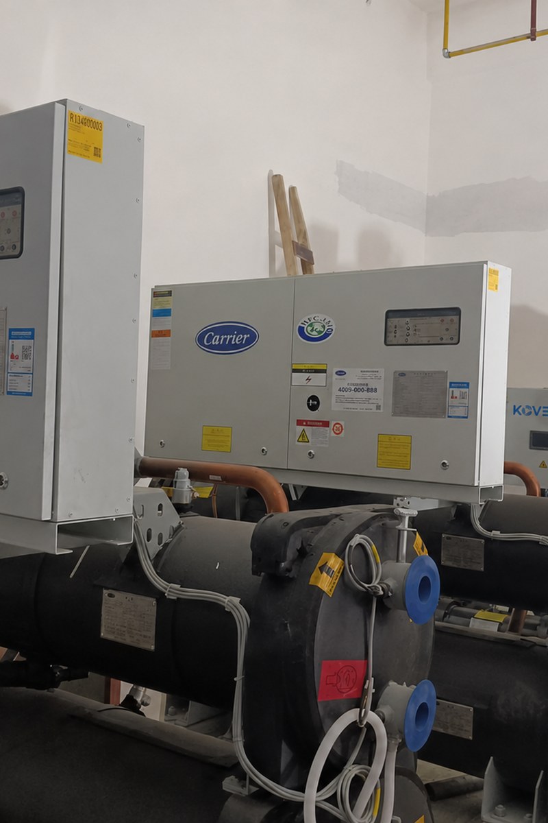 Factory process cooling installation with industrial chiller equipment