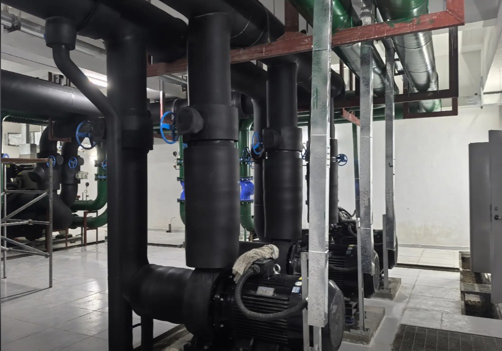Koven Air magnetic bearing centrifugal chillers in a data center central plant room