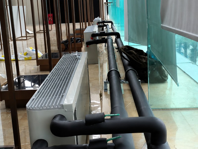 Vertical fan coil unit with water pipe connections beside the window for KA-FP-WM schematic view
